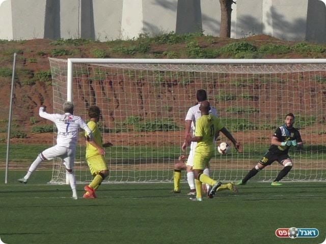 צגאי כובש את שער הניצחון (שקד מורג)